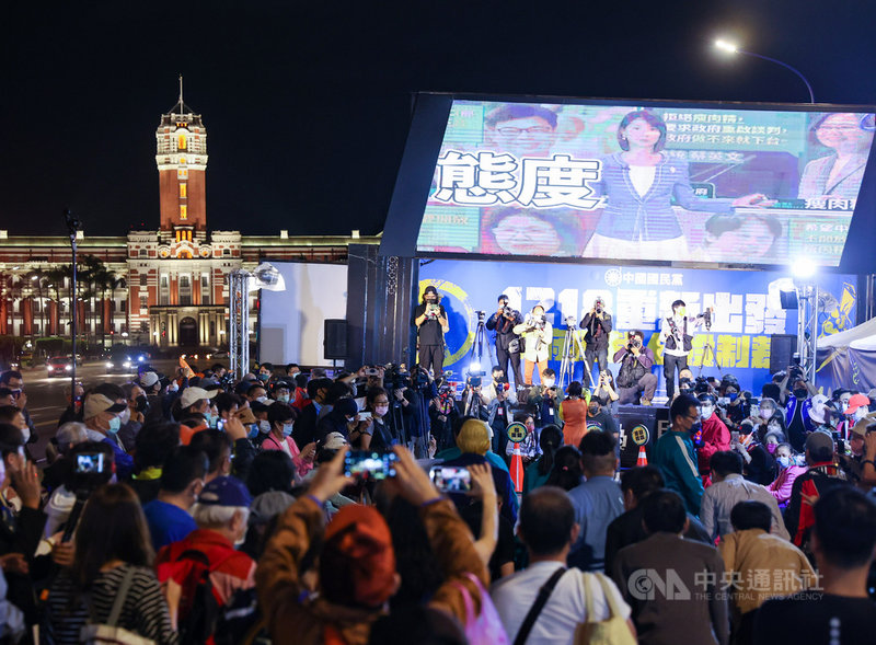 國民黨為宣傳四大公投案,發起夜宿凱道49天活動,31日進入第2天。中央社記者鄭清元攝 110年10月31日