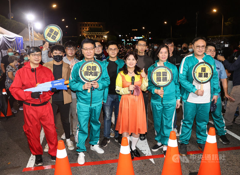 國民黨發起夜宿凱道49天活動,31日進入第2天,適逢萬聖節,台北市議員羅智強(左起)、中廣董事長趙少康、市議員游淑慧等人穿上知名戲劇「魷魚遊戲」裝扮,宣傳年底公投案。中央社記者鄭清元攝 110年10月31日