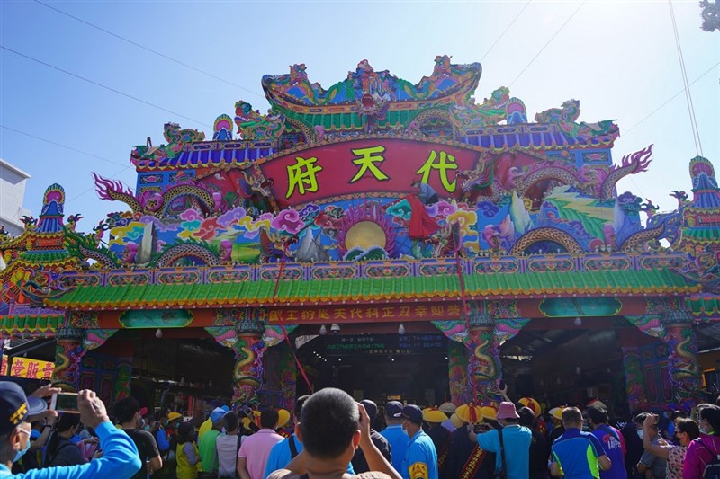 廟方遵循古禮舉行上樑儀式,將正殿設置成代天巡狩千歲爺臨時駐紮、辦公與休憩的處所,「代天府」正式落成。(屏東縣政府提供)