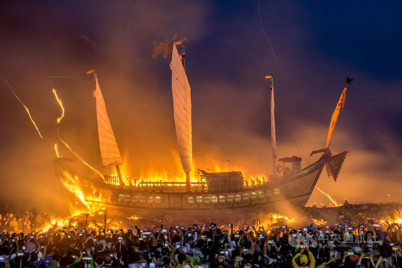 屏東東港迎王平安祭31日清晨進行祭典中的最後一個祭儀「送王」，王船燃燒送千歲爺回天庭繳旨，壯觀燒王船場面吸引許多攝影愛好者拍攝。（東隆宮提供）中央社記者郭芷瑄傳真 110年10月31日