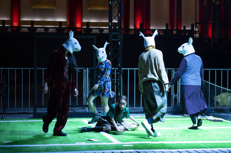台灣首部5G科技虛實展演劇作「神不在的小鎮」30日晚間在兩廳院藝文廣場與線上同時開演，以多視角、虛實交錯的劇場體驗，吸引上萬名觀眾同時線上觀看。（兩廳院提供）中央社記者趙靜瑜傳真 110年10月31日