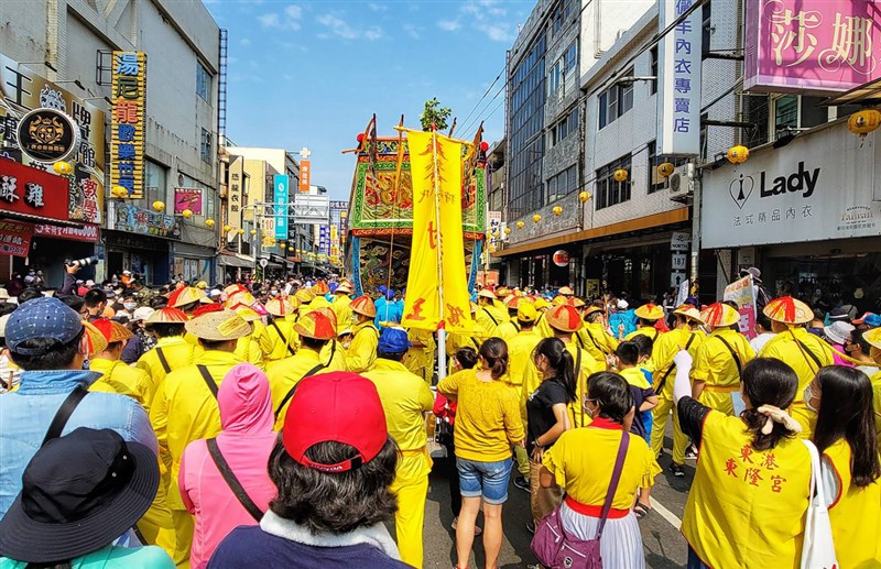 30日「遷船」儀式,王船由「七角頭」轎班推拉穿越牌樓,而後沿街遶境「收煞驅瘟」,吸引大批信徒參與。(東隆宮提供)