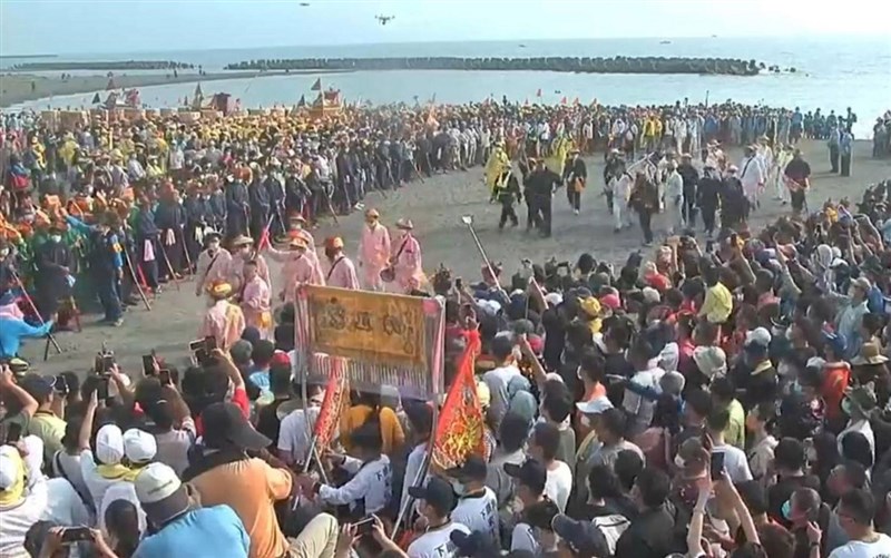 屏東縣東港鎮東隆宮迎王平安祭典24日展開,鎮海公園舉行「請水(王)」儀式,「七角頭」乩童請到代天巡狩「封府千歲」,正式展開為期8天的迎王平安祭。(東隆宮提供)