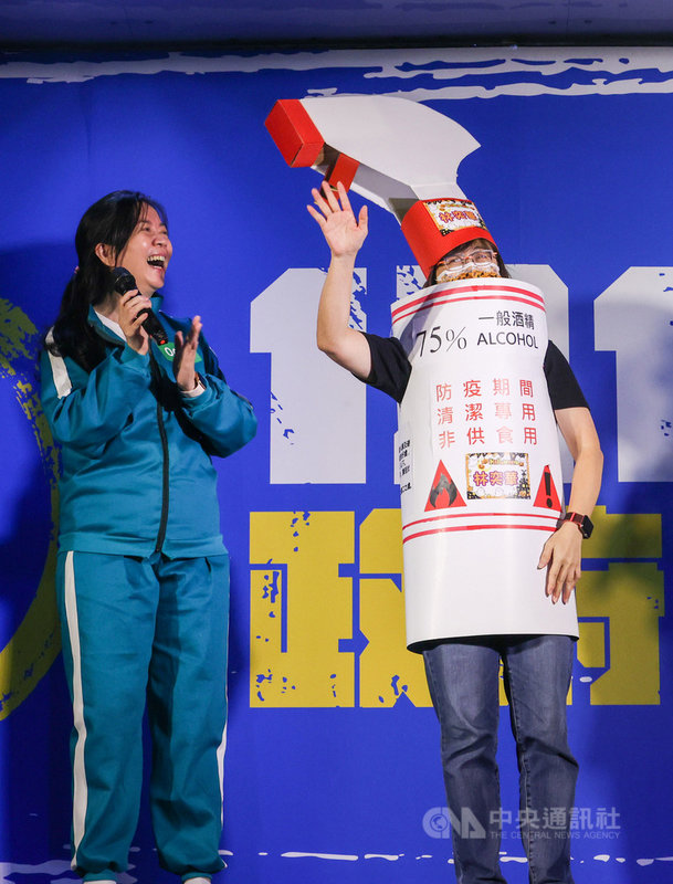 國民黨發起夜宿凱道活動,31日進入第2天,適逢萬聖節,立委林奕華(右)裝扮成消毒劑到場支持。中央社記者鄭清元攝 110年10月31日