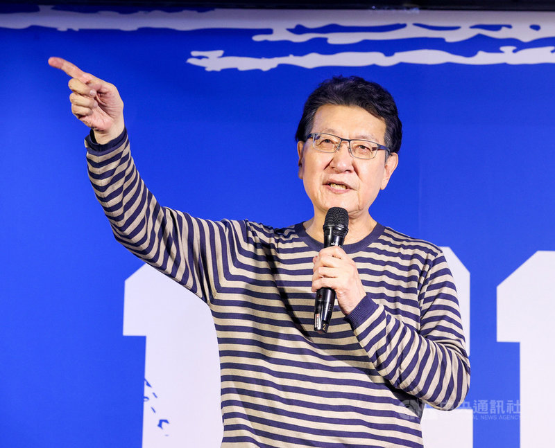 國民黨發起夜宿凱道49天活動,31日進入第2天,中廣董事長趙少康上台開講。中央社記者鄭清元攝 110年10月31日