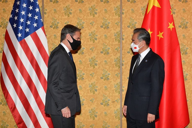 美國國務卿布林肯（左）31日與中國外交部長王毅（右）在羅馬會面。（路透社）