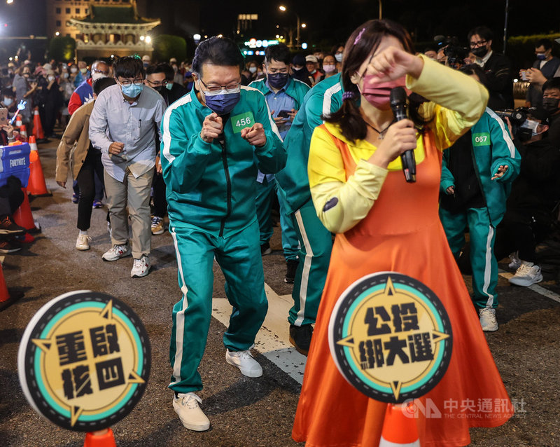 國民黨發起夜宿凱道49天活動,31日進入第2天,適逢萬聖節,中廣董事長趙少康(前左)等人穿上知名戲劇「魷魚遊戲」裝扮,用劇中遊戲劇情宣傳年底公投案。中央社記者鄭清元攝 110年10月31日