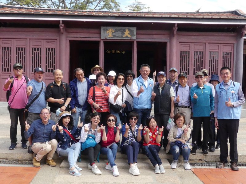 金門旅遊振興券兌領首日,縣長楊鎮浯(2排右5)1日到清金門鎮總兵署關心遊客排隊領券情況,並與遊客開心合影。(金門縣政府提供)中央社記者黃慧敏傳真 110年11月1日