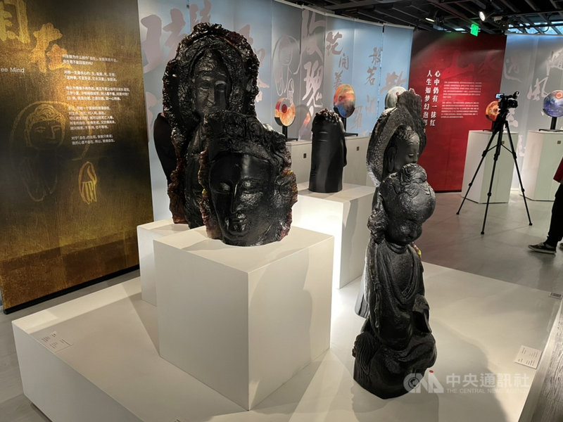 琉璃工房創辦人張毅辭世週年,「WHY GLASS?至善前行─張毅創作回顧展」1日在上海琉璃藝術博物館開幕。圖為會場展出的眾多張毅琉璃工藝品創作。中央社記者吳柏緯上海攝 110年11月1日