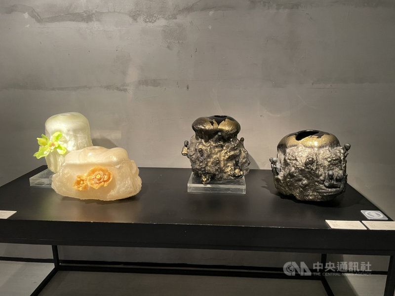 上海琉璃藝術博物館1日展出藝術家張毅作品,讓參觀者看到他的創作哲學與美學。中央社記者吳柏緯上海攝 110年11月1日