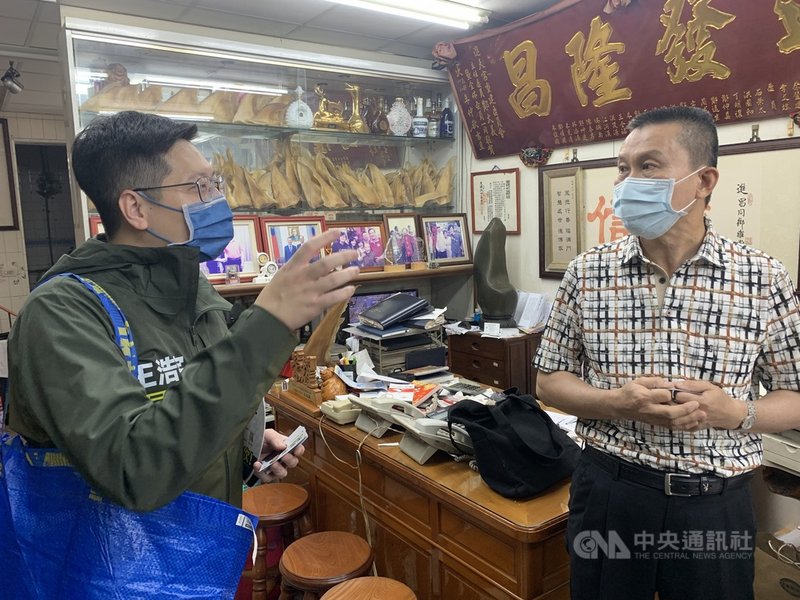 前桃園市議員王浩宇(左)投入2022年高雄市三民區議員選舉,1日展開拜票行程,走訪三民區三鳳中街。中央社記者蔡孟妤攝 110年11月1日