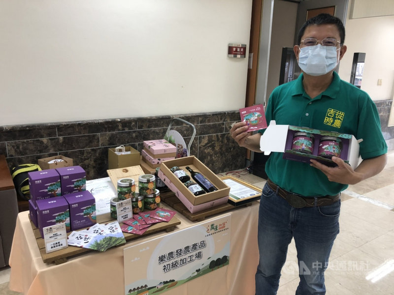 栽種桑椹的農民許宏賓尋求中興大學農產加值打樣中心協助,耗時不到2週成功製作出桑椹茶樣品,效率高且節省許多成本支出。中央社記者趙麗妍攝 110年11月1日