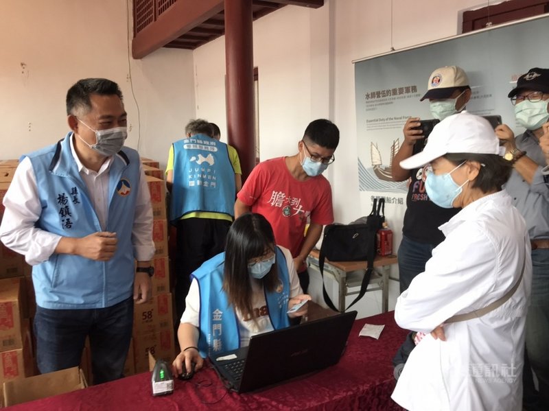 金門旅遊振興券兌領首日,縣長楊鎮浯(左)1日到清金門鎮總兵署關心遊客領券及防疫酒精發放情形。(金門縣政府提供)中央社記者黃慧敏傳真 110年11月1日