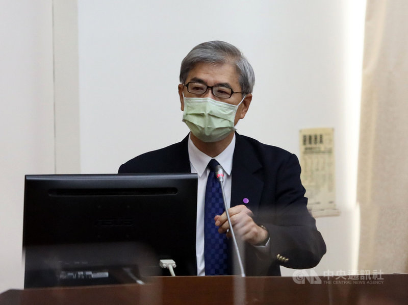 國民黨立委費鴻泰爆料,有吹哨者指出,將來銀行發生帳目不平衡問題,但總經理許柏林下令刪除相關資訊掩蓋,以逃避金檢;對此,金管會主委黃天牧(圖)1日在立法院財政委員會表示,請委員提供檢舉資料,一定會去徹查了解。中央社記者郭日曉攝 110年11月1日