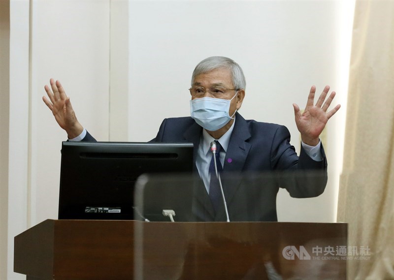 市場預期美國聯準會將提早升息,時間點最快落在2022年7月;中央銀行總裁楊金龍1日在立法院表示,台灣升息有3條件,但須特別考量資金移動,避免大量資金湧入,暗示台灣升息腳步不會早於美國等主要國家。中央社記者郭日曉攝 110年11月1日