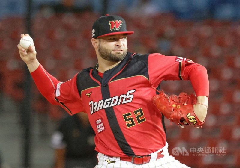 中職味全龍隊洋投伍鐸(圖)1日先發投6.1局無失分、好投壓制,率隊以5比0擊敗樂天桃猿隊,伍鐸拿下本季第10勝,效力3支球隊單季都至少10勝、史上第1人。(味全龍隊提供)中央社記者謝靜雯傳真 110年11月1日