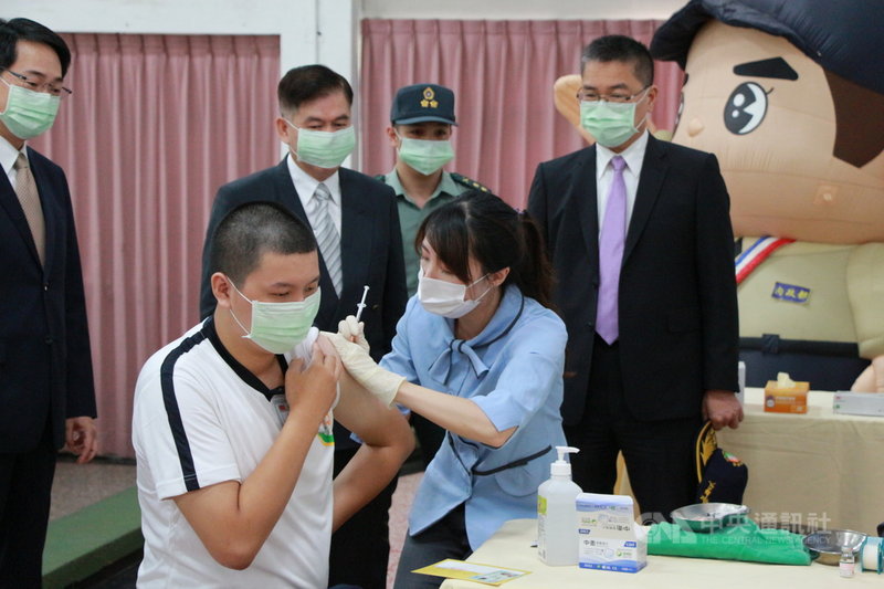 內政部長徐國勇(後右)1日到台中成功嶺主持替代役第226梯次基礎訓練結訓典禮,並視察役男施打COVID-19疫苗及流感疫苗情形。中央社記者蘇木春攝 110年11月1日