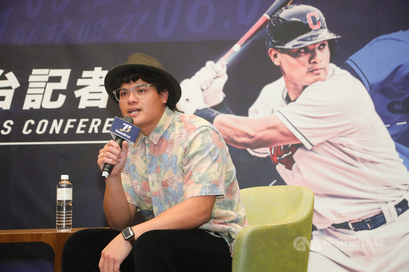 美國職棒克里夫蘭印地安人隊台灣好手張育成在球季結束後返台,1日在台北舉行記者會,分享旅美心得。中央社記者王騰毅攝 110年11月1日