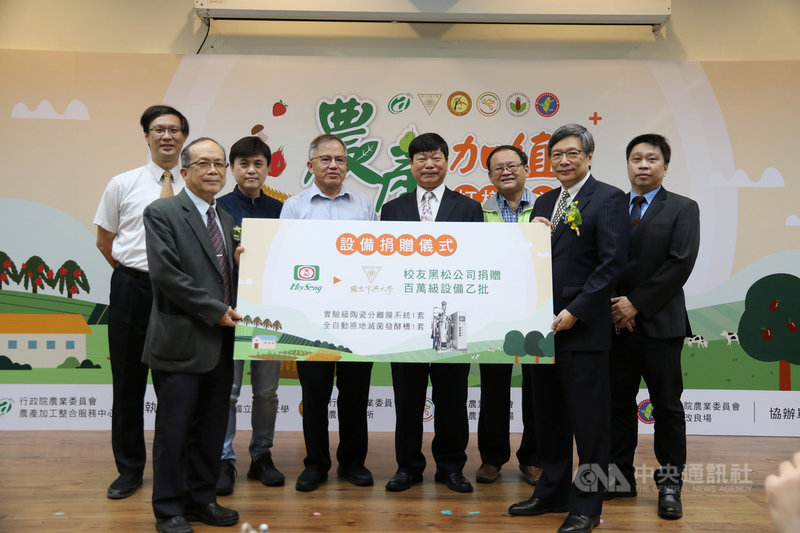 黑松董事長張斌堂(前右)捐贈百萬醱酵設備給國立中興大學食品加工廠,由興大副校長黃振文(前左)及食品暨應用生物科技學系教授共同受贈。(中興大學提供)中央社記者趙麗妍傳真 110年11月1日