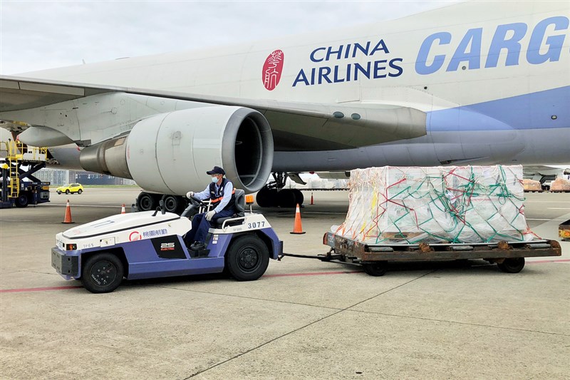 美國援贈150萬劑莫德納疫苗1日下午由華航專機運抵桃園國際機場,將由中央流行疫情指揮中心統籌規劃運用,再提供COVID-19接種計畫所列實施對象進行接種。中央社記者吳睿騏桃園機場攝 110年11月1日