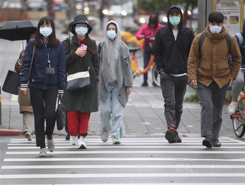 氣象專家吳德榮表示，8日入秋最強冷空氣抵達，平地低溫將降至14、15度。（中央社檔案照片）