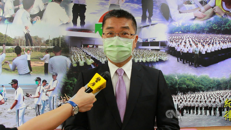 對於有立委提出「選舉公報須載明候選人役別」修法,內政部長徐國勇(圖)1日接受媒體聯訪時表示,這是中選會的職權,但站在男女平等下,去提這個東西,不必充滿政治的考量。中央社記者蘇木春攝 110年11月1日