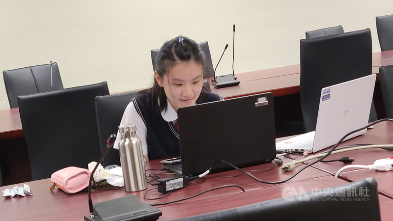 台北市復興高中學生盛爾葳代表台灣參加巴西線上科學博覽會,以作品「以奈米錫奈米銦增益小分子團水製備及促進藥物傳輸效能探討」,在生物化學、化學科組中獲得3等獎。(科教館提供)中央社記者許秩維傳真 110年11月1日