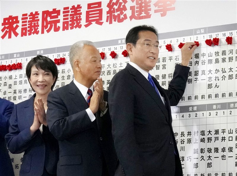 日本第49屆眾議院大選投開票結果1日清晨出爐,總席次465席中,執政黨自由民主黨單獨取得「絕對安定多數」261席。圖為31日自民黨本部計票中心。(共同社)