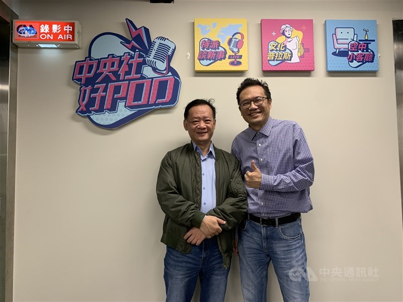 客家電視台採訪組組長余遠炫(左)接受中央社好POD訪問。中央社記者張若瑤攝 110年11月1日