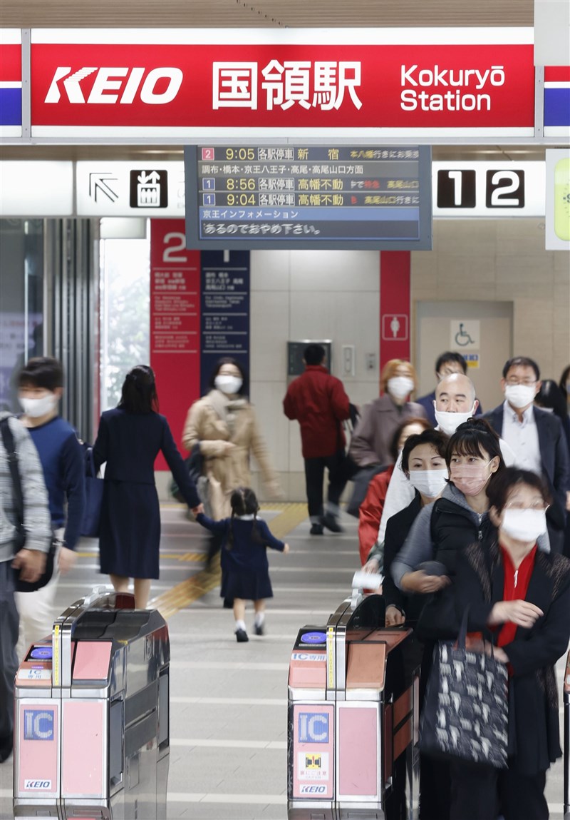 圖為1日早上日本東京都調布市國領站內情形。(共同社)