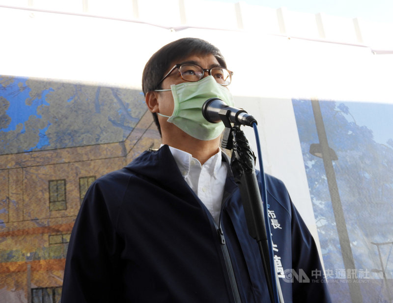 高雄市長陳其邁(圖)1日上午出席「鳳山日照社福多功能中心興建工程」開工典禮,會前接受媒體聯訪時,被問到對城中城調查報告看法,陳其邁表示,工務局、消防局將會公布懲處名單,市府會誠實面對問題、解決問題,所有責難他都會承擔。中央社記者蔡孟妤攝 110年11月1日