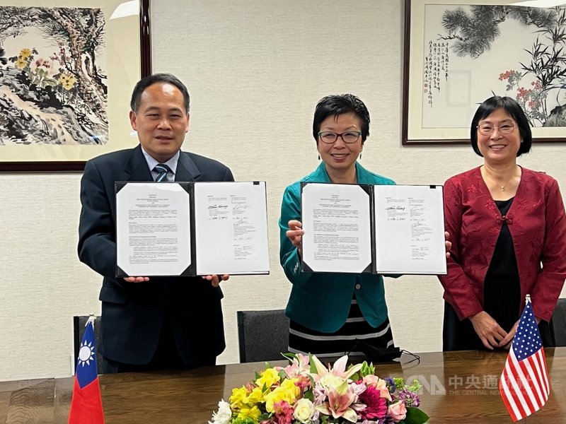 駐洛杉磯台北經濟文化辦事處長黃敏境(左)代表外交部與代表加州大學洛杉磯分校的副校長范芝芬(中)及亞太中心主任周敏於美西時間1日簽署合作協議,並共同見證台師大和加大洛杉磯分校的學術合作簽署協議,共同推動台美華語文教育。(駐洛杉磯台北經濟文化辦事處提供)中央社記者周世惠舊金山傳真 110年11月2日