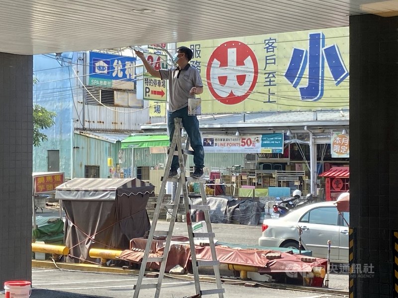 雇主在工作時間外要求勞工值班,勞動部過去認定因值班樣態與日常工作有別,因此不算工作時間,勞動部2日表示,考量值班期間勞工仍難脫離雇主監督,111年起都納工時計算。圖為勞工工作一景。中央社記者董俊志攝 110年11月2日