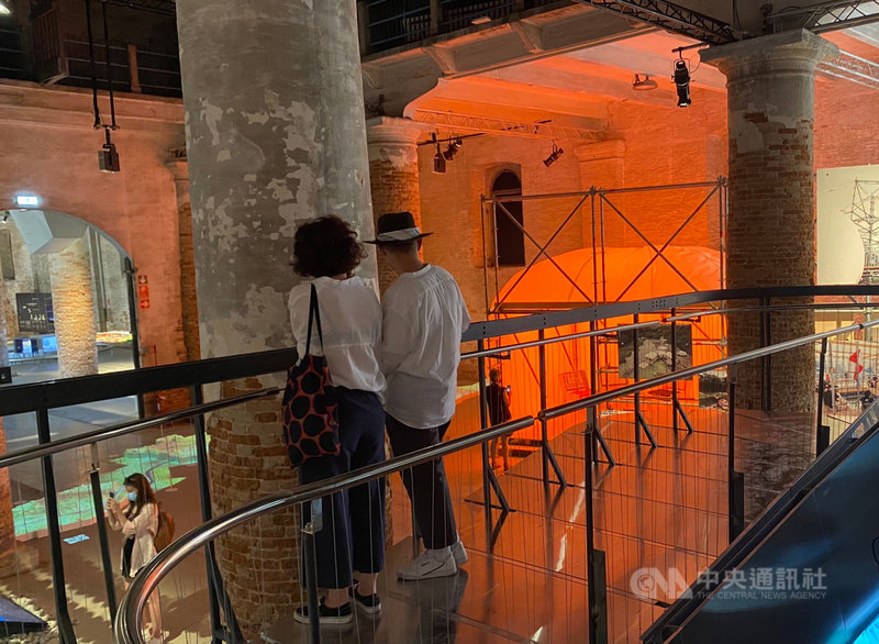 台灣建築團隊、來自宜蘭的「田中央工作群+黃聲遠」在威尼斯雙年展推出作品「大家牽做伙」,兩層樓建築空間呈現宜蘭市津梅棧道、礁溪生活美學館、員山機堡戰爭地景博物館與三星蔥蒜棚等4座模型,以及導演蔡明亮的影片,參觀民眾得以融入其中觀賞。(田中央工作群+黃聲遠提供) 中央社記者邱祖胤傳真 110年11月2日