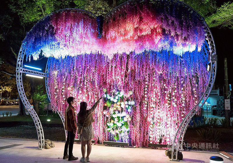 嘉義市「2021光織影舞-光影藝術展」已開展,今年採北香湖公園、KANO園區雙主場展出,KANO園區的粉色系花牆搭配光影呈現,吸引不少民眾目光。(嘉義市政府提供)中央社記者黃國芳傳真 110年11月2日