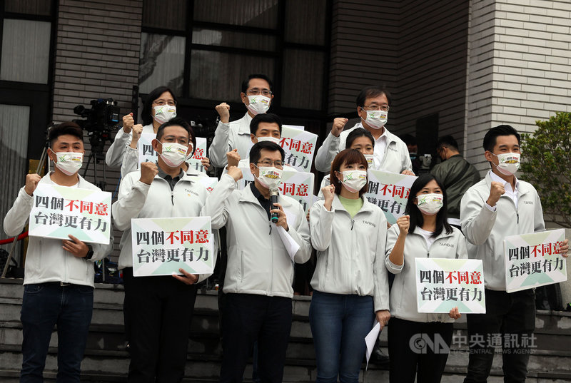 民進黨立委羅致政(前左3)等人2日在立法院共同發表「台灣新道路宣言」。羅致政表示,離年底公投剩不到一個半月時間,現在是全力衝刺的時刻,這次公投代表的意義,是台灣過去在總統蔡英文的領導下,正確執政路線的再確認,呼籲民眾投下4個不同意票。中央社記者郭日曉攝 110年11月2日