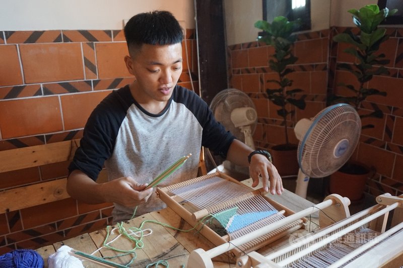 排灣族青年鐘仁杰(圖)結合台灣原住民和金門在地文化,經營閩南古厝民宿,並推廣「古厝共織」,由不同地方的旅人共織一塊布,讓不同族群之間的經驗與觀點碰撞,將思想上的共織轉化為織布。中央社記者黃慧敏攝 110年11月2日