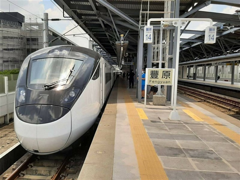 台鐵EMU3000型城際列車第一批第1編組8月19日首次進行動態試車,接下來將會持續進行各種測試,預計年底正式投入營運。(台鐵局提供)