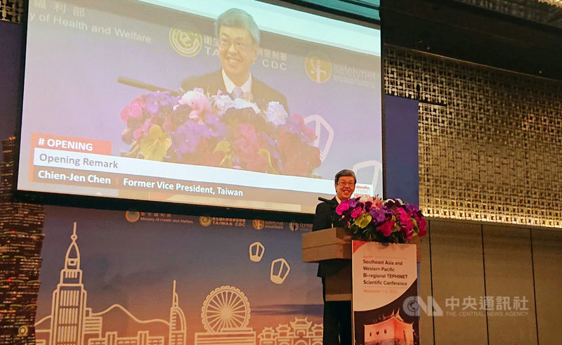 台灣5月起歷經COVID-19社區大流行,不到半年就控制疫情。前副總統陳建仁(圖)2日在國際流行病學研討會分享,台灣成功關鍵是30年前超前部署建立完善疫調人員培育制度,讓台灣成功控制許多傳染病,包含SARS、H1N1流感,及2019年至今的COVID-19。中央社記者陳婕翎攝 110年11月2日