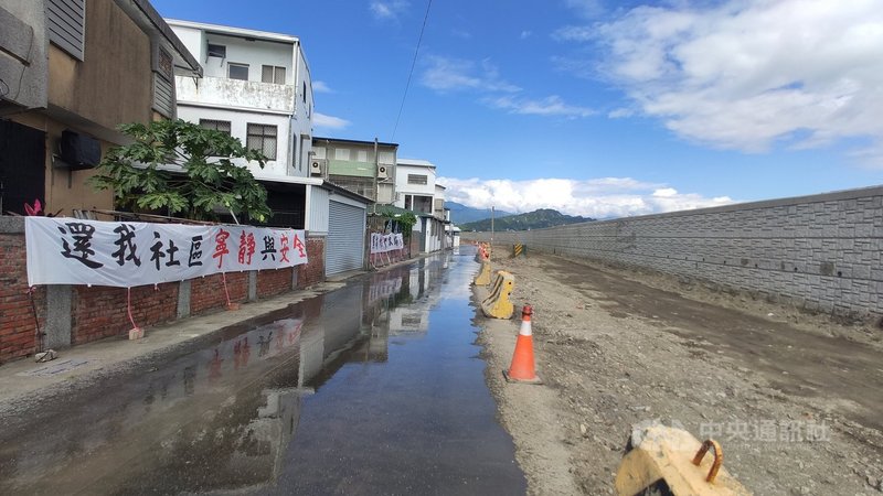 台東縣政府在太平溪南岸興建「路堤共構」及水防道路,其中在光明社區路段的水防道路緊鄰社區,在堤防邊的擋土牆高3公尺,不僅讓社區宛如監獄,車子行經這路段時,排放的廢氣會因高牆阻擋而飄向社區,對身體健康造成傷害。中央社記者盧太城台東攝 110年11月2日