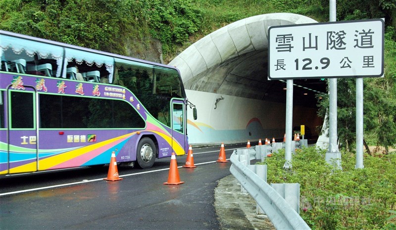 高公局說,12月1日起增加時速低於65公里且與前車間距大於150公尺的大客車。(中央社檔案照片)