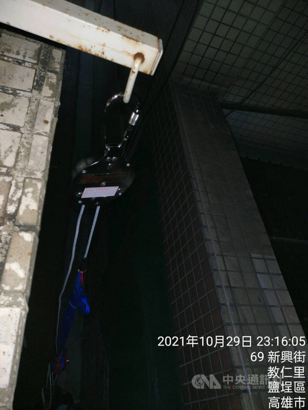 許姓男子在防疫旅館居家檢疫期間因一時嘴饞想喝酒,10月29日以緩降機垂降逃離,轄區高雄鹽埕警分局半小時內在暗巷查獲許男,警方2日依傳染病防治法相關規定蒐證,函請衛生局裁罰。(高市鹽埕警分局提供)中央社記者洪學廣傳真 110年11月2日