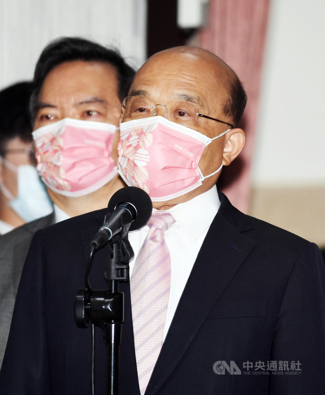 立法院會2日繼續進行施政總質詢,行政院長蘇貞昌(前)會前受訪時說,這次的公投題目涉及穩定供電、國際貿易跟選務是否順利等,所謂的重啟核四不但不可能,而且核廢料無處去,萬一發生核災,台灣一定去一半。中央社記者施宗暉攝 110年11月2日