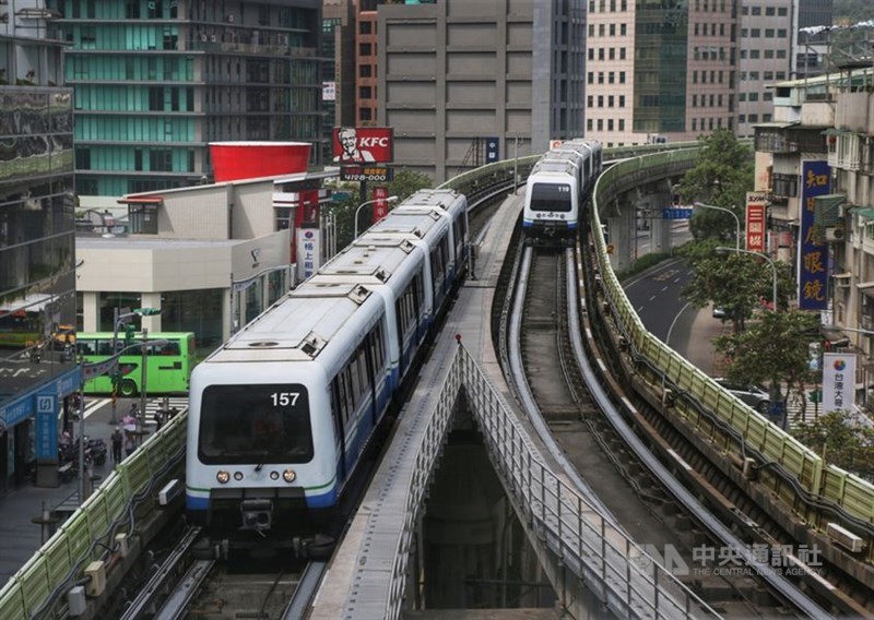 台北捷運表示，文湖線一部辛亥站往萬芳醫院站列車偵測到障礙物，初步檢視為掉落樹枝，麟光站至動物園站公車接駁。（中央社檔案照片）