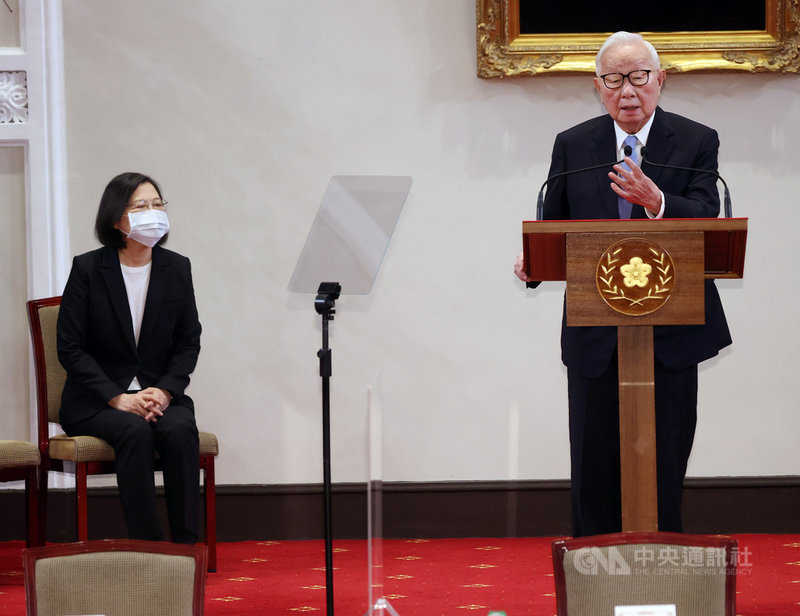 總統蔡英文(左)2日宣布,第29屆亞太經濟合作經濟領袖會議代表由台積電創辦人張忠謀(右)擔任。張忠謀致詞時表示,CPTPP是非常高標準的國際組織,台灣離它要求的標準相當接近,台灣的貿易在CPTPP總額裡又是一個相當高的成分。中央社記者鄭傑文攝 110年11月2日