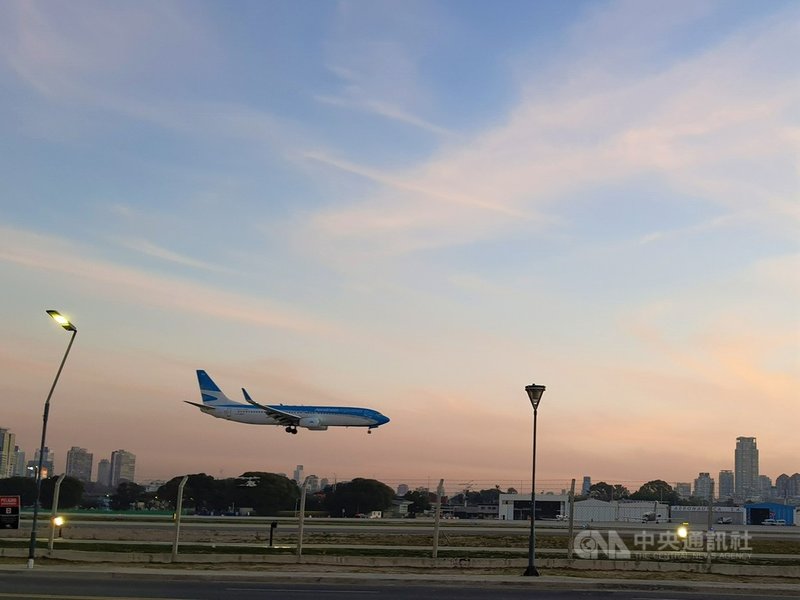 阿根廷11月1日開放國際觀光客入境,已有11家航空19家班次,約5000名觀光客抵達。圖為阿根廷紐貝瑞機場(Jorge Newbery)的阿根廷航空公司(Aerolineas Argentinas)班機。中央社記者黃韻如布宜諾斯艾利斯攝 110年11月3日