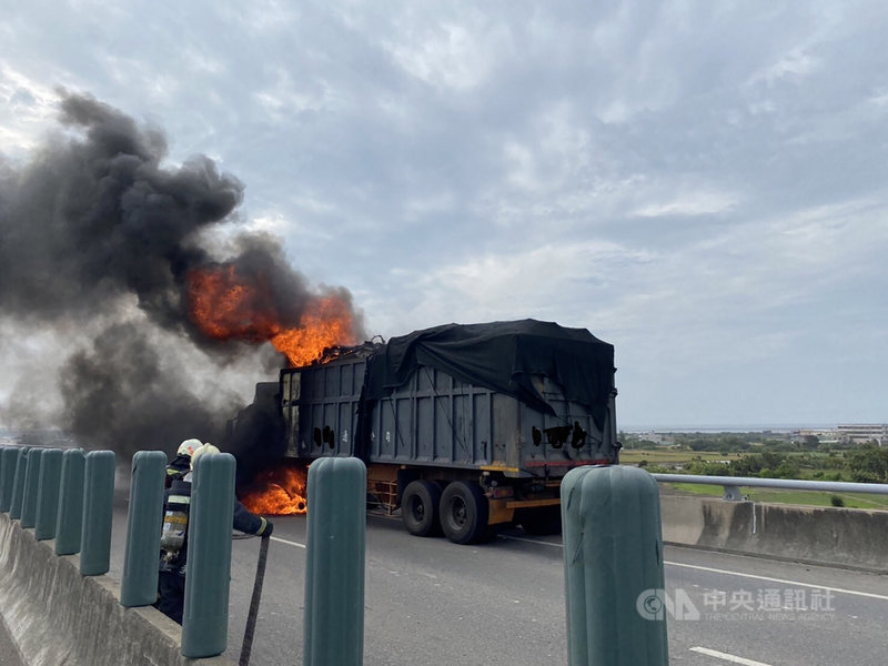 台61線西濱快速道路台中市清水段南下路段,3日下午發生貨櫃車起火意外,消防局獲報到場搶救。(台中市消防局提供)中央社記者蘇木春傳真 110年11月3日
