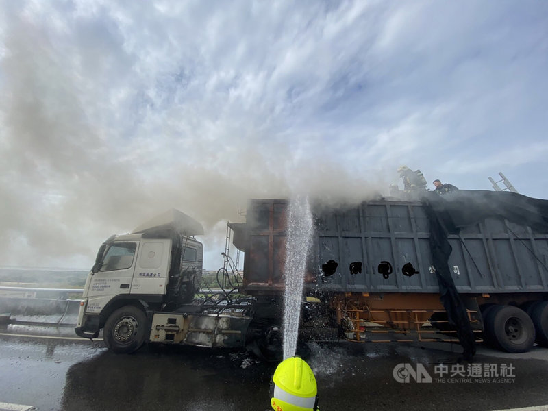 台61線西濱快速道路台中市清水段南下路段,3日下午發生貨櫃車起火意外,消防人員到場立即放水搶救,警方並封閉車道。(台中市消防局提供)中央社記者蘇木春傳真 110年11月3日