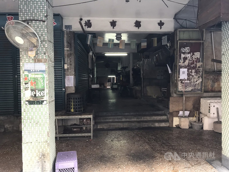 高雄市三民區中都民有市場為2層樓建物,2樓曾為戲院,建築自西元1966年啟用至今,年老失修,1日已被市府公告為危樓,需於5日拆除。(高雄市經發局提供)中央社記者蔡孟妤傳真 110年11月3日