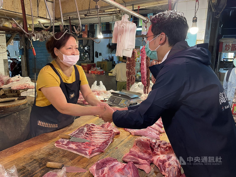 高雄市三民區中都民有市場將於5日拆除,但有不少攤商抱怨搬遷太匆促,經發局長廖泰翔(右)3日親自前往市場向攤商說明安置規畫,聽取攤商意見。(高雄市經發局提供)中央社記者蔡孟妤傳真 110年11月3日